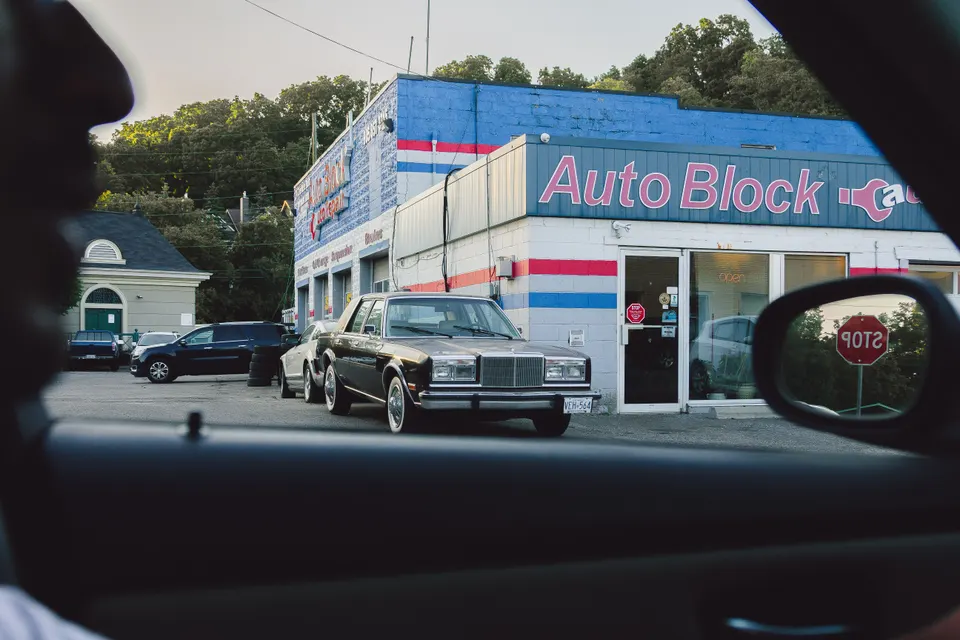 Navigating La Riviera's Landmarks with Ease in La Riviera