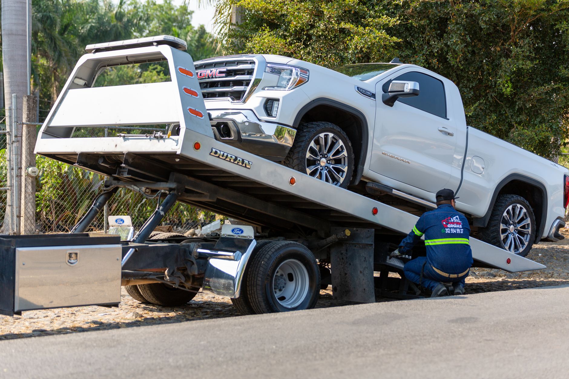 A Snappy Towing tow truck driver shaking hands with a relieved motorist after a successful roadside assistance call on a Lodi street.